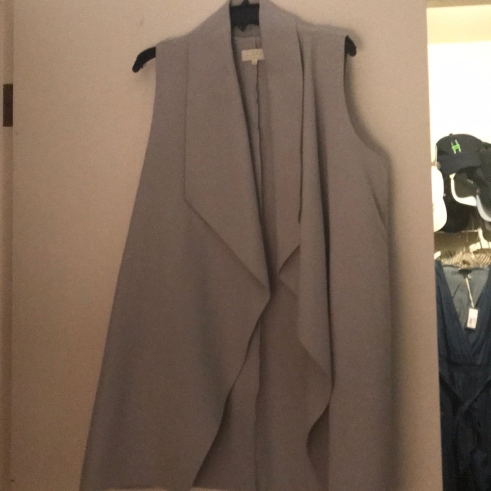 Sleeveless sweater jacket